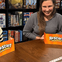 Personer der spiller Restart brætspil